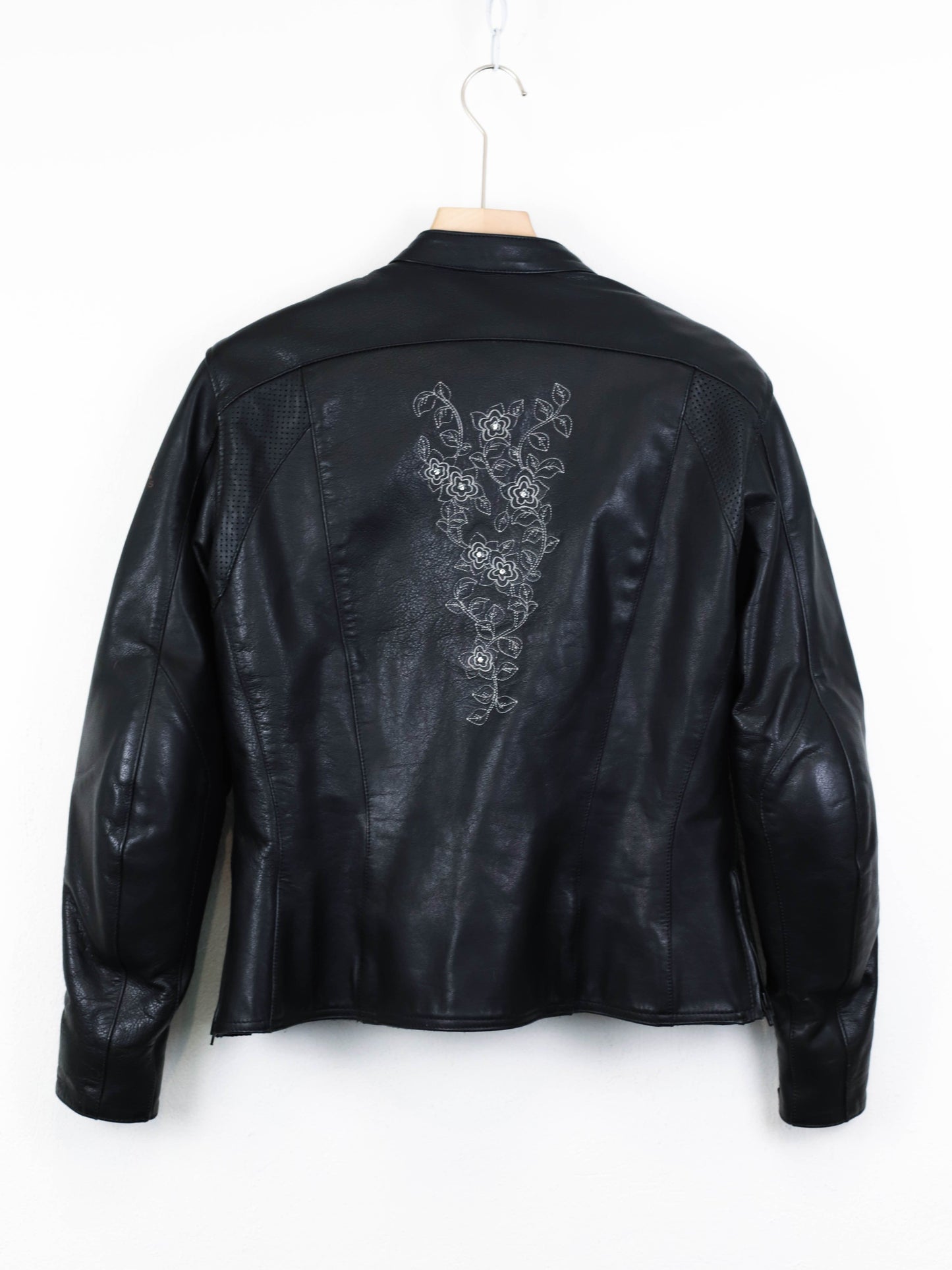 Байкерська косуха із квітковою вишивкою