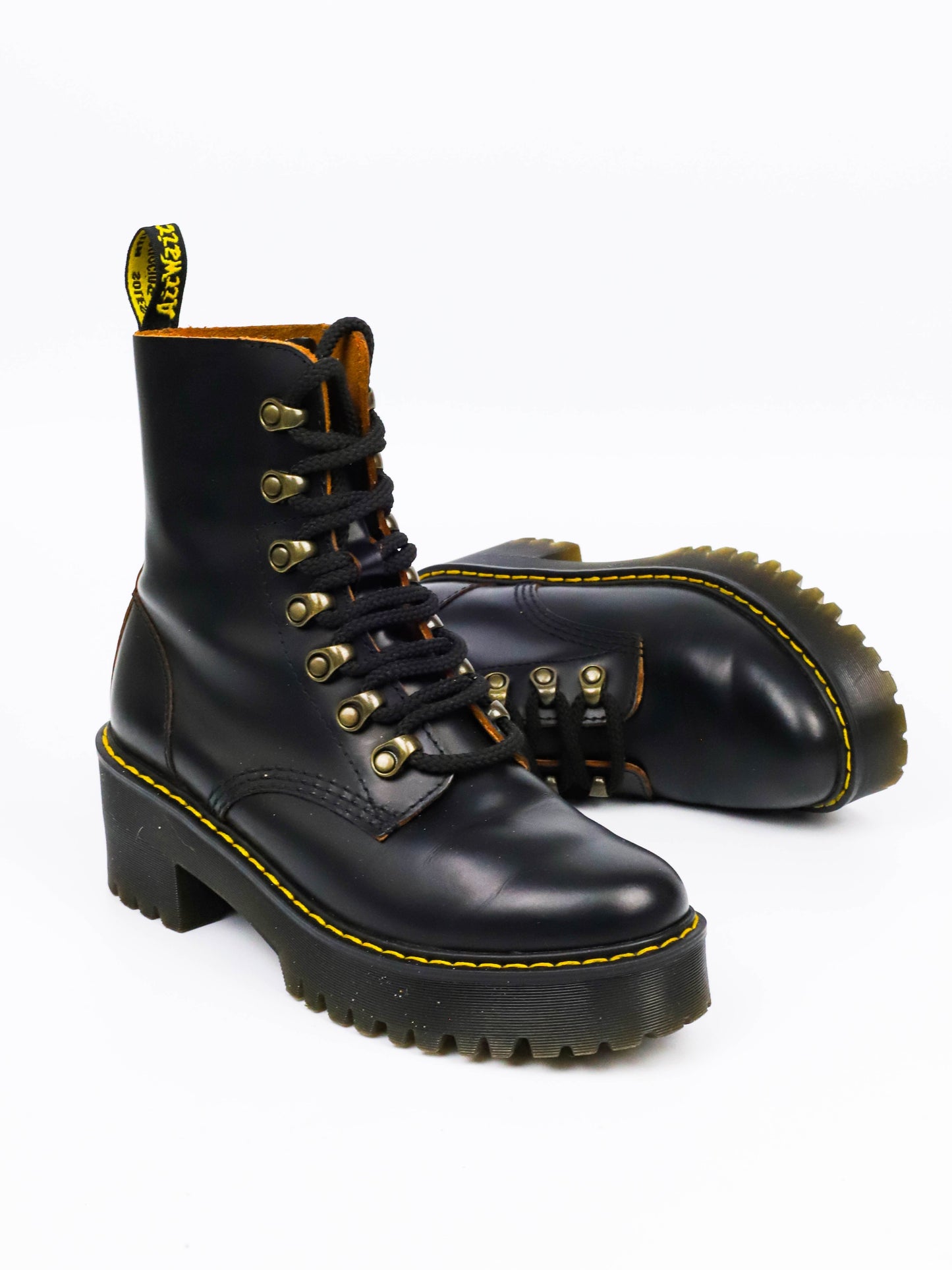 Dr. Martens Leona