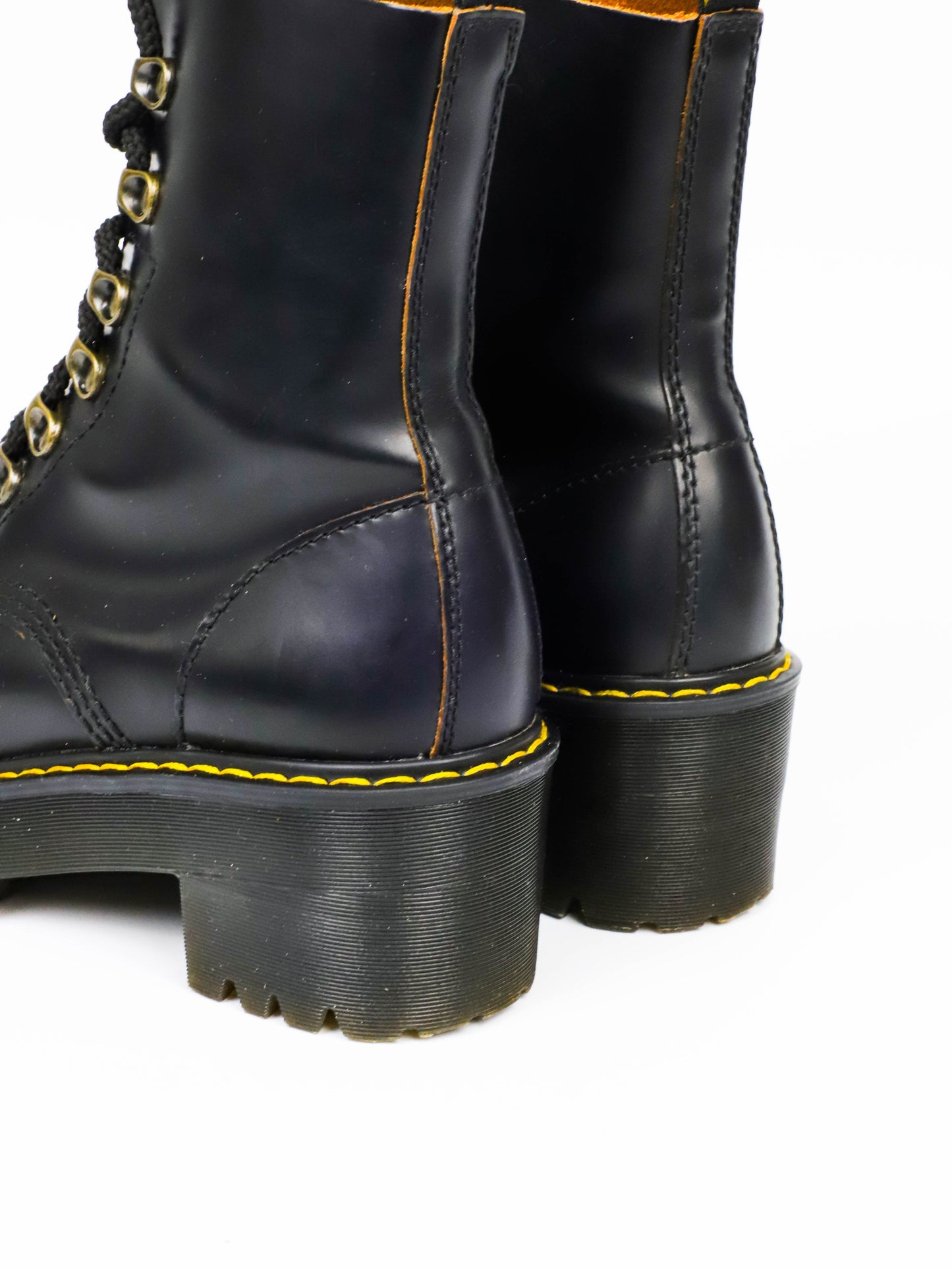 Dr. Martens Leona