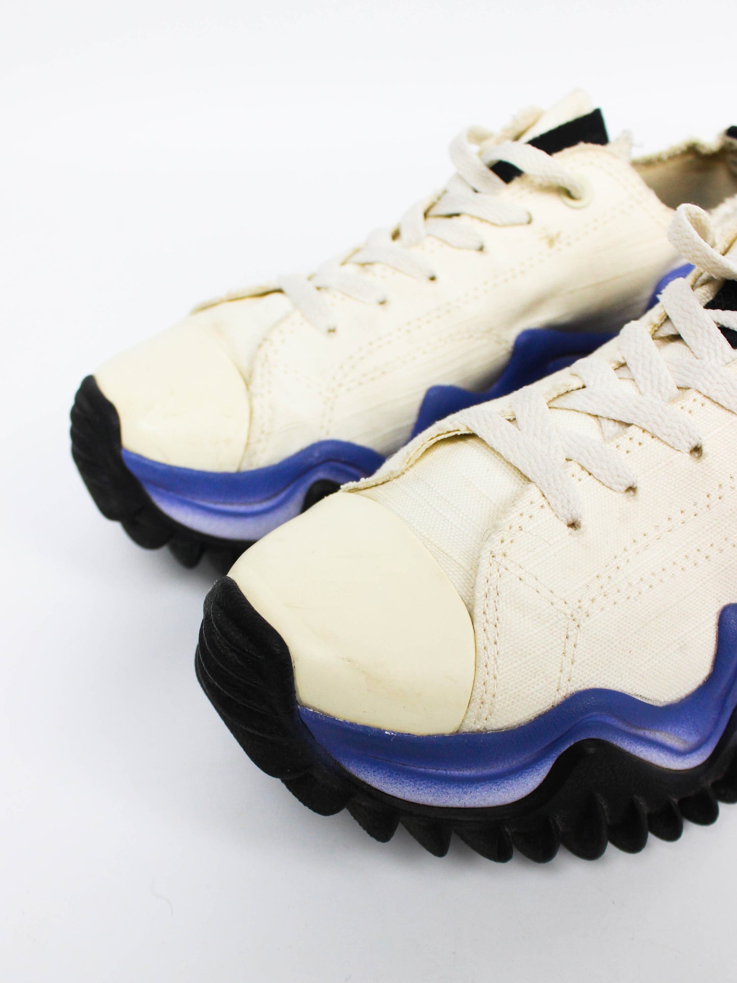 Converse Run Star Motion Platform