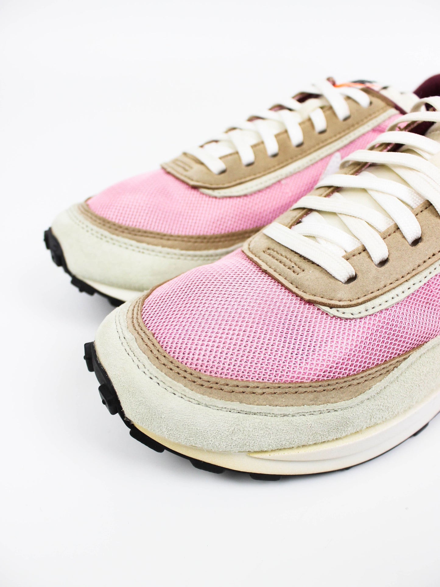Nike Vaporwaffle x Sacai Sport Fuchsia