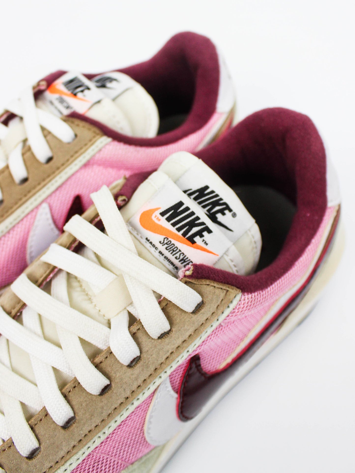 Nike Vaporwaffle x Sacai Sport Fuchsia
