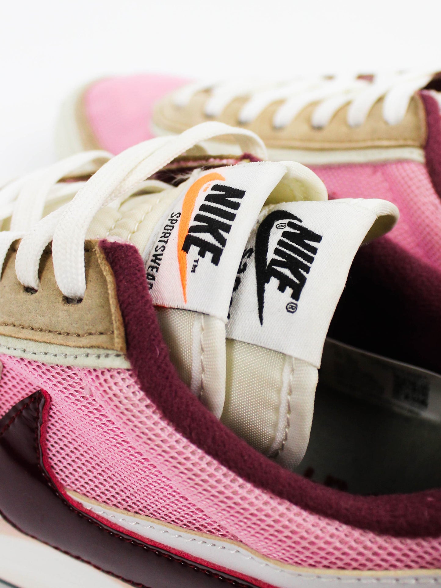 Nike Vaporwaffle x Sacai Sport Fuchsia