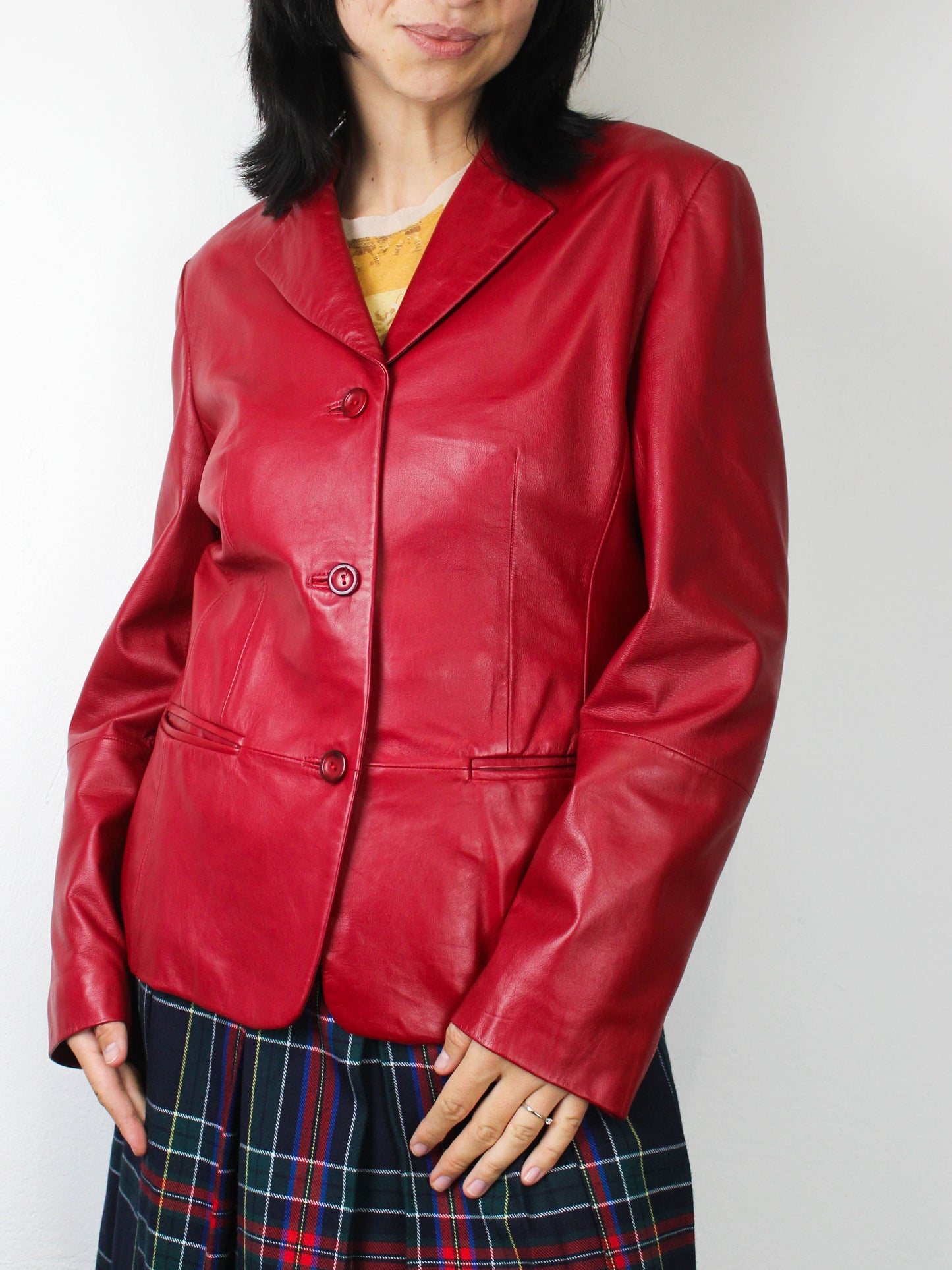 Вишневий шкіряний піджак на гудзиках