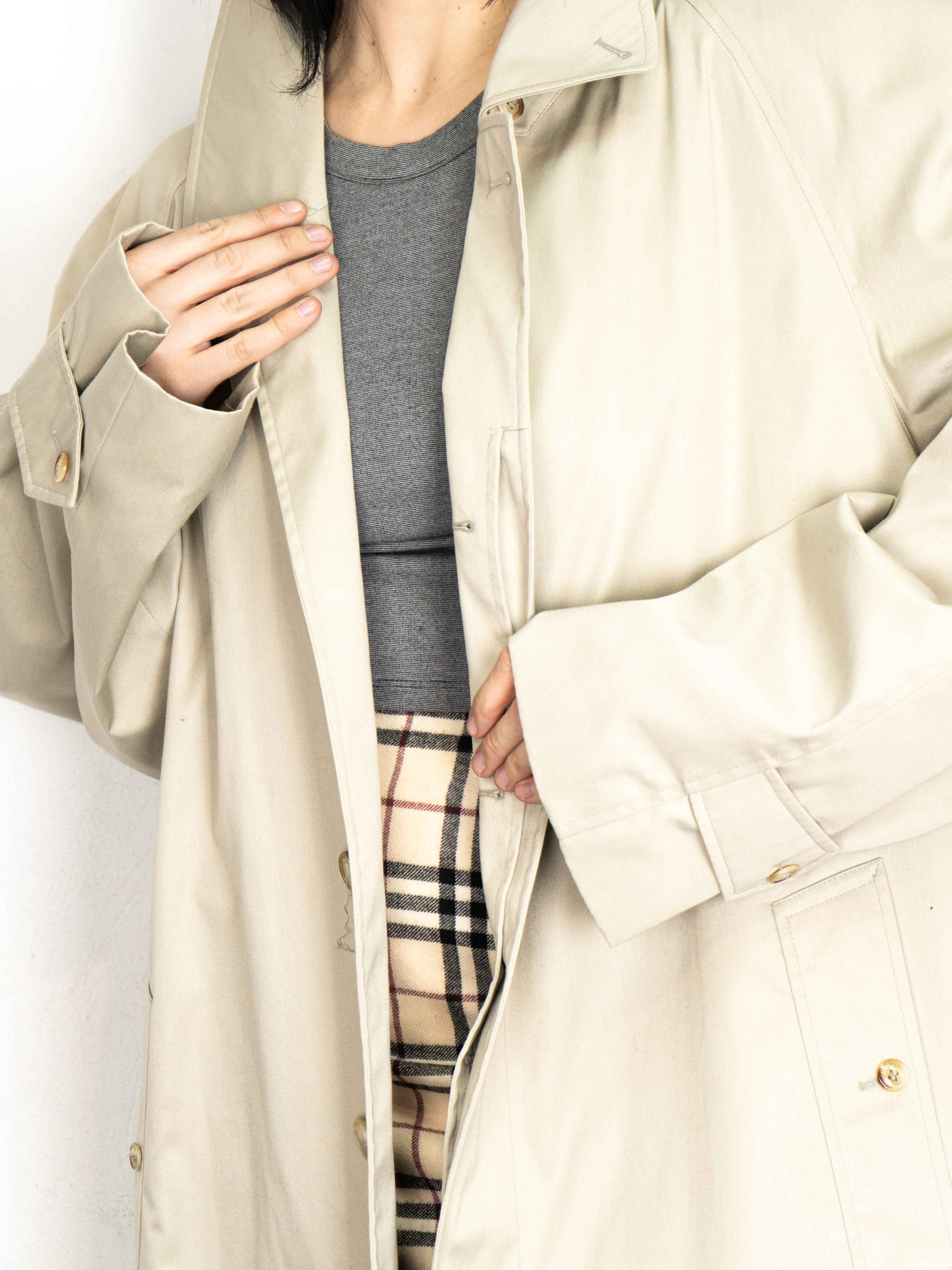 Бежевий дощовик на змійці