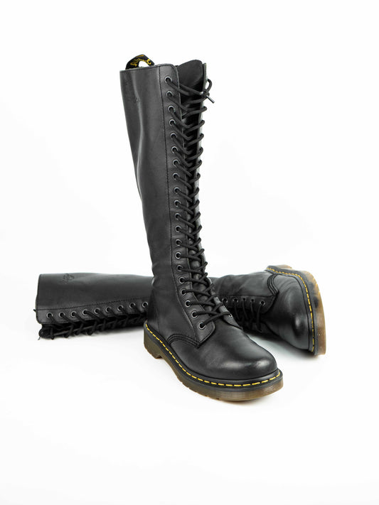 Dr. Martens 10142 20-Eyelet Black