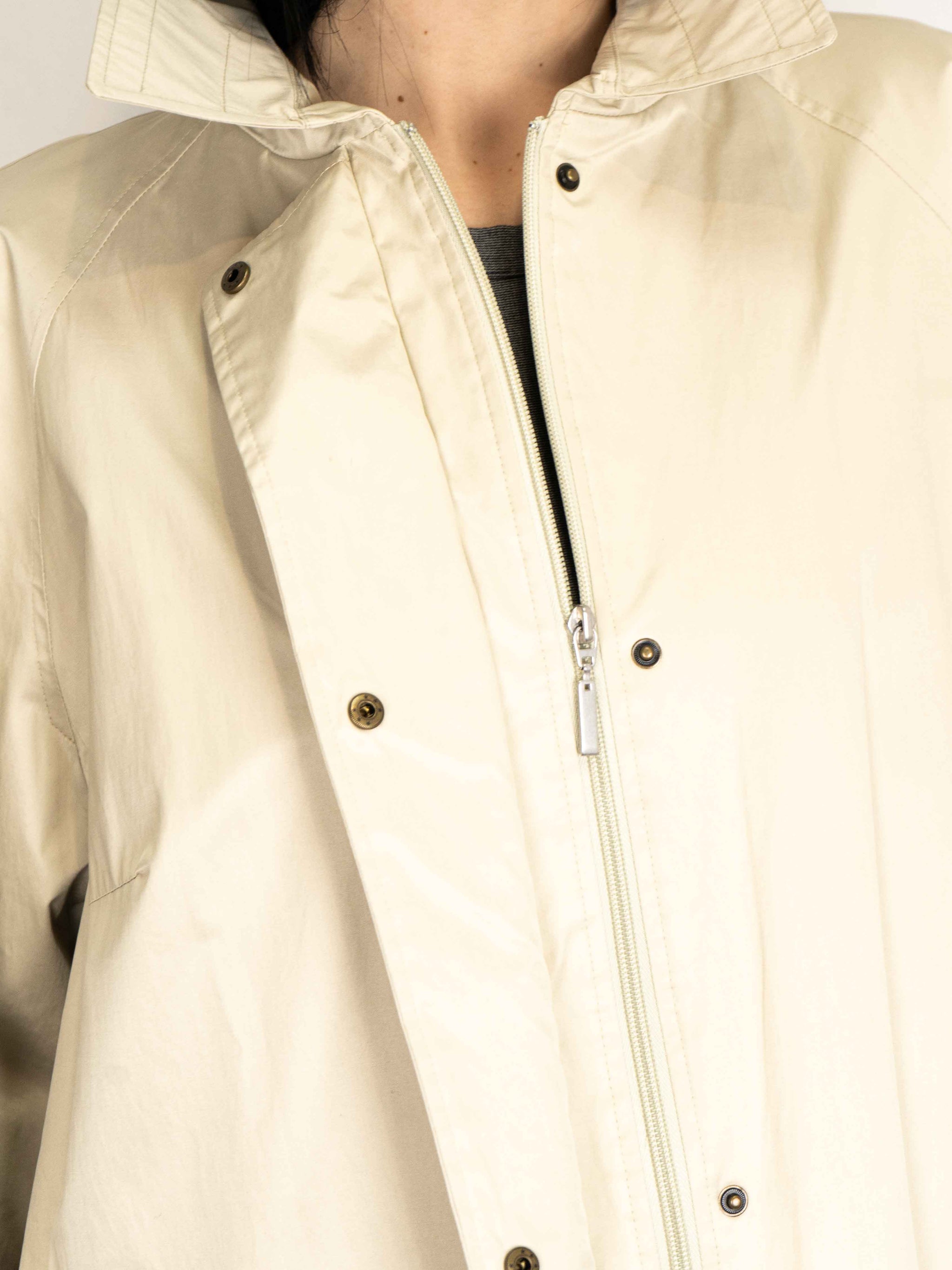 Бежевий дощовик на змійці