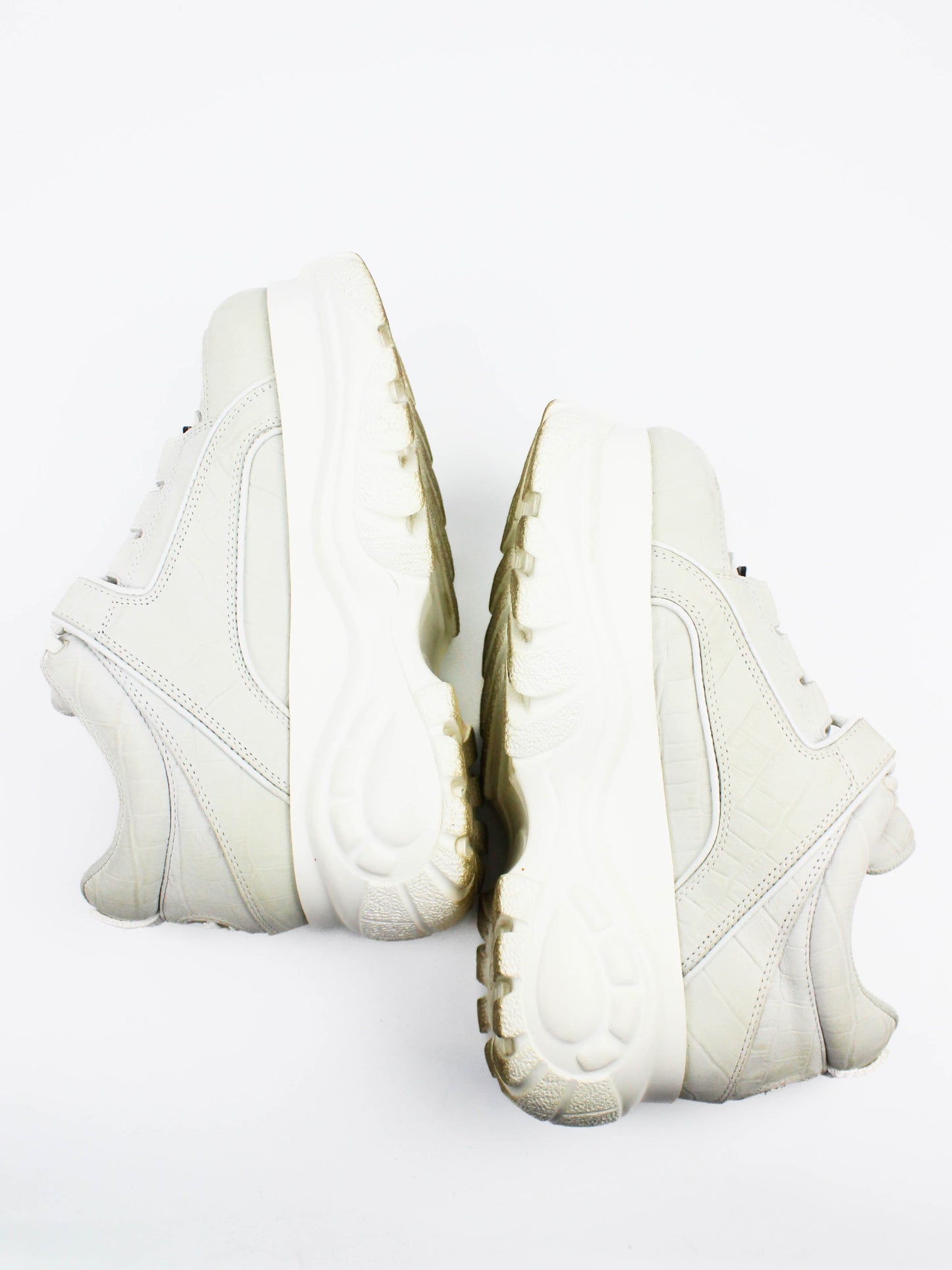 Buffalo Classic White Embossed Leather