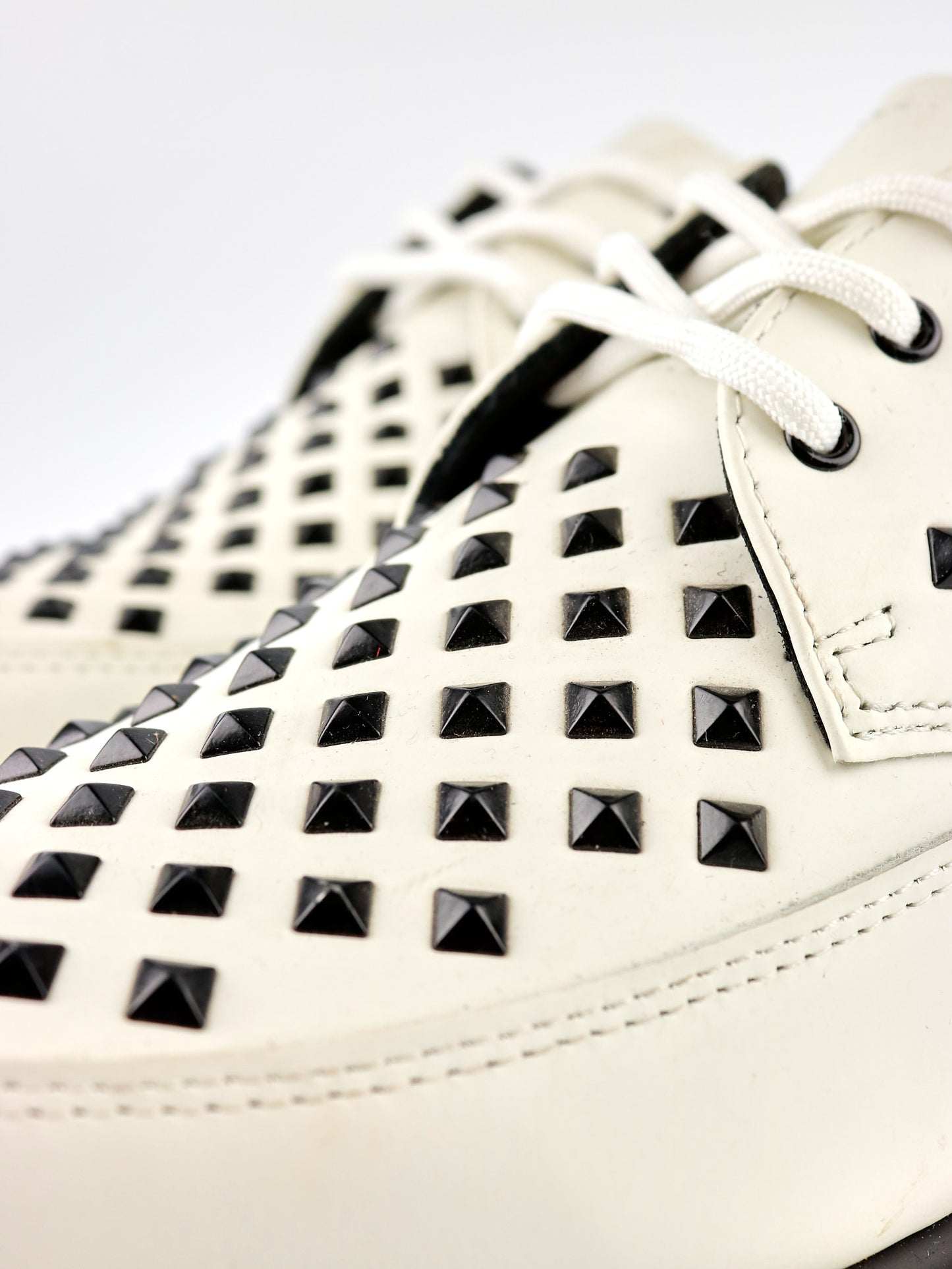 Dr. Martens Willis Stud White