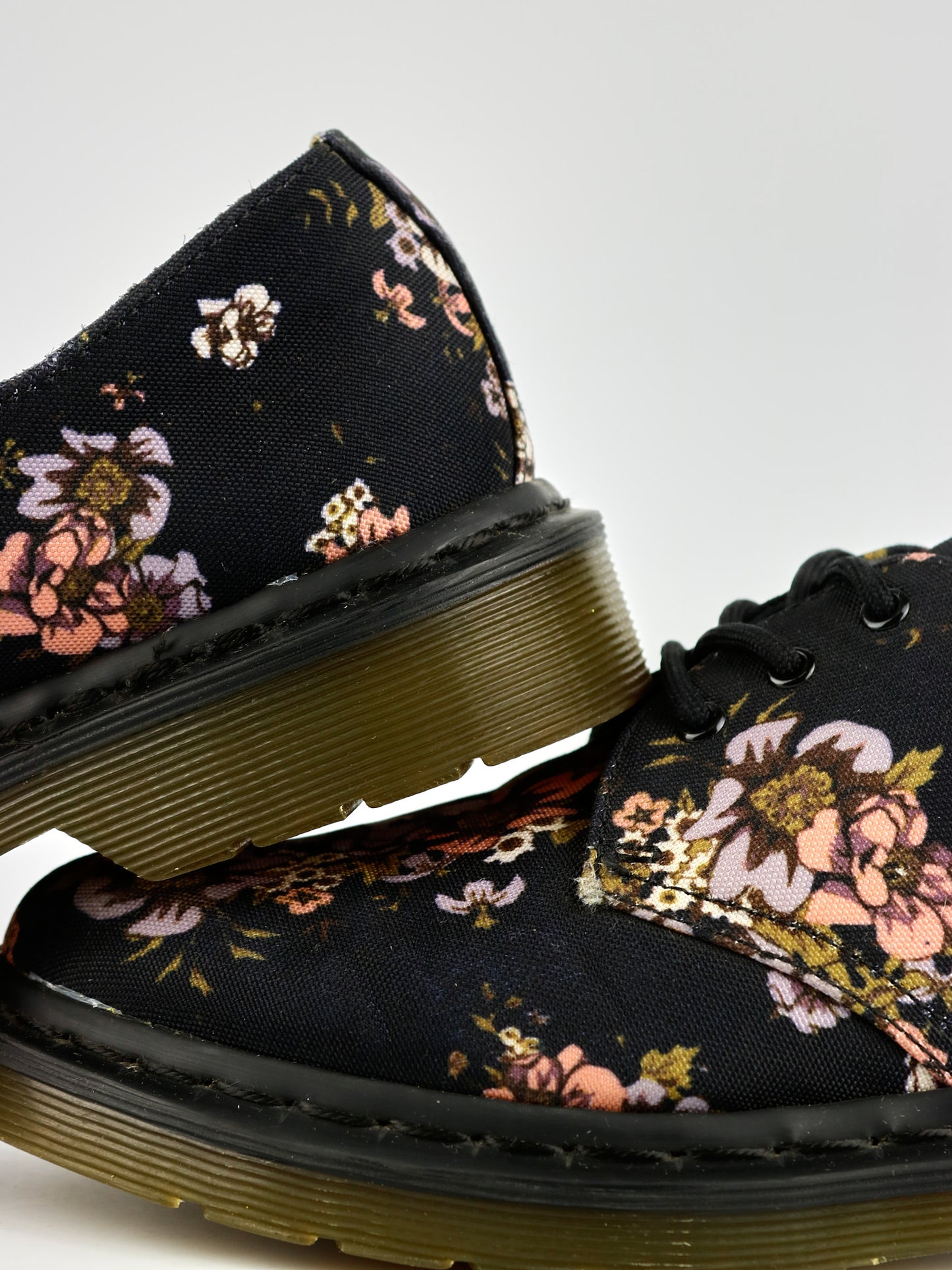 Dr. Martens Core Lester Black Wild Rose 3 Eye