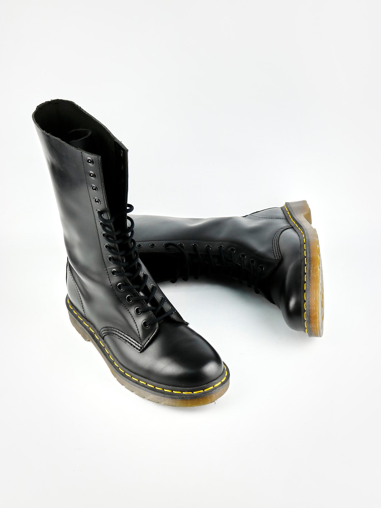 Dr. Martens 1B60 Smooth Black 14 Eyelets