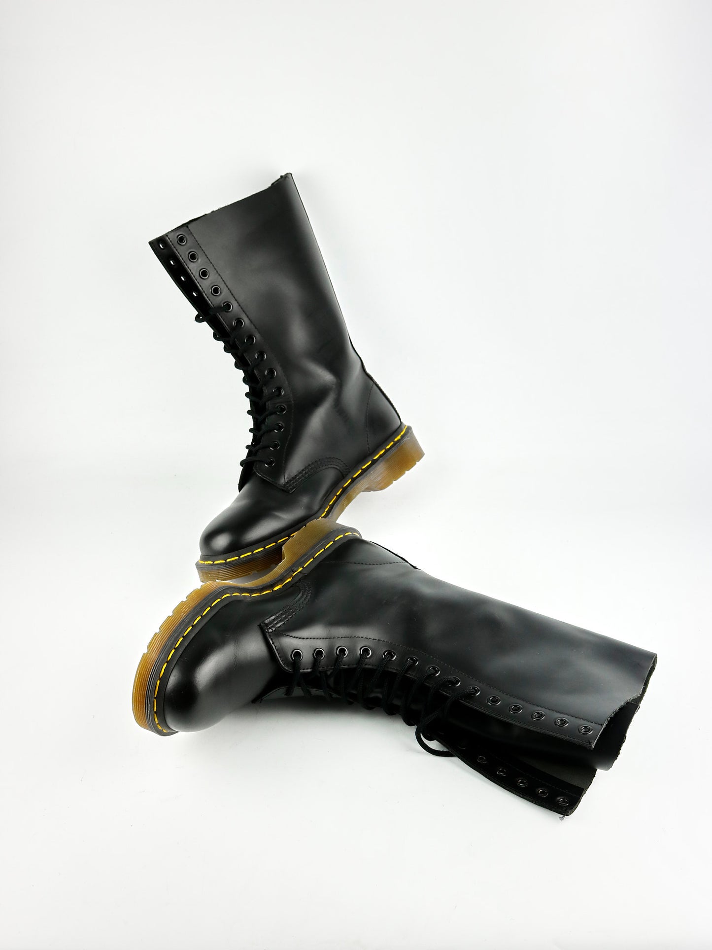 Dr. Martens 1B60 Smooth Black 14 Eyelets